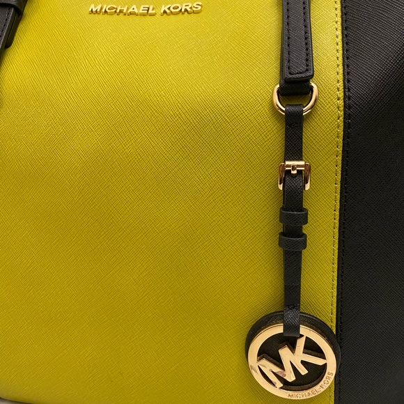Authentic Michael Kors Jet Set Tote. - Picture 2 of 8